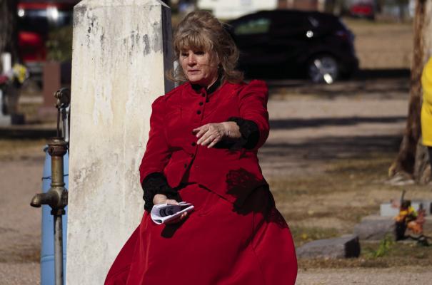 Museum hosts cemetery tour