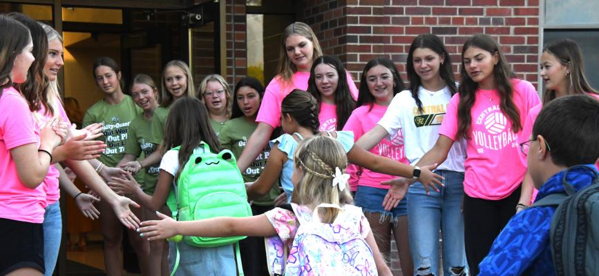 Welcome Back Students at Central City Elementary were in for a treat last Thursday as they returned to school with a special greeting from various fall sports athletes from Central City High School. Over 800 CCPS students returned.