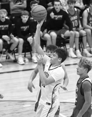 KARTER NEGUS scores in the paint with a hook shot in Central City’s game with the Chanticleers last Saturday evening. Photo by Jordan Coslor