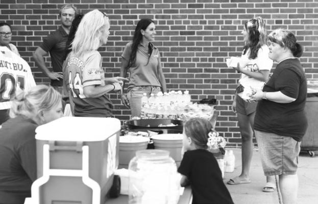 THE TEAM AT ARCHER CREDIT UNION helped get the school year off to a strong start in Central City last Wednesday night by passing out snacks and refreshments during Central City Elementary School’s back to school night. Photo by Jordan Coslor