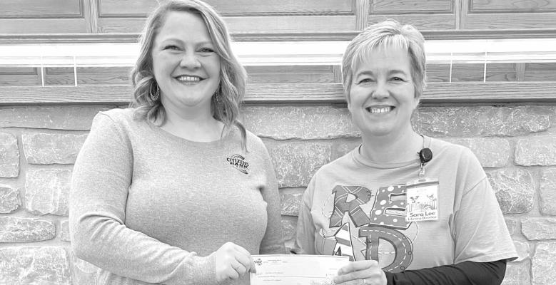 Citizens Bank & Trust Donates $500 to Central City Public Library