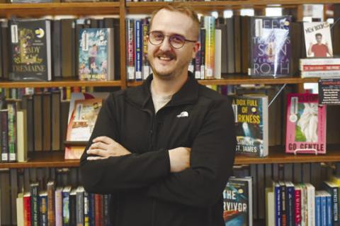 DIERKS RETURNS TO HIS ROOTS AT LIBRARY