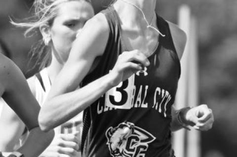 AMELIA BUHLKE leads a pacl of runners in the 3200-meter run at last Tuesday’s district meet in Central City. Photos by Jordan Coslor